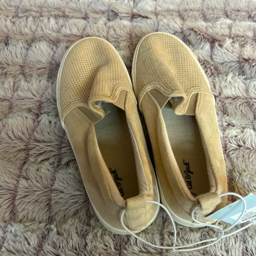 Cat & Jack Casual Beige Slip-On Sneakers size 4 - Picture 3 of 6